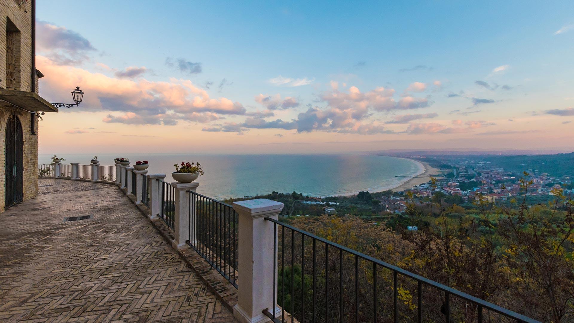 Vista panoramica sul mare da una terrazza con fiori.