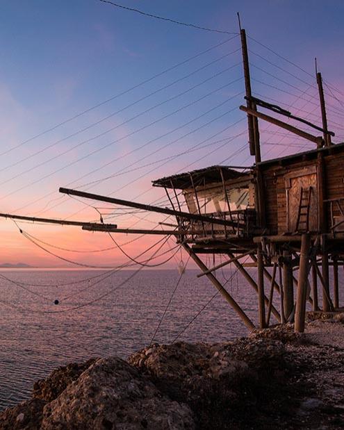 Tramonto su una palafitta di pescatori sul mare.