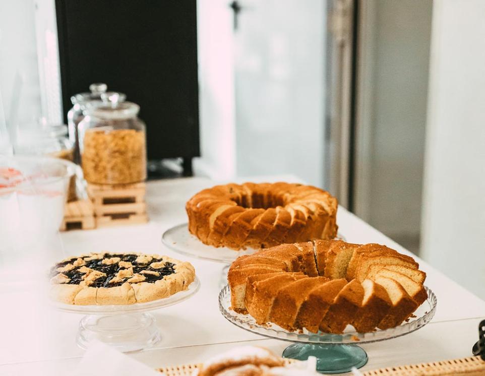 Deliziosi dolci: crostate, ciambelle e croissant su un tavolo da dessert.